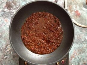 直到炒干辣椒的水分，辣酱也黏稠了即可冷却，装入无水无油的容器保存