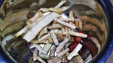 沙参、玉竹、党参、当归、红枣、枸杞子清洗干净