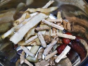 沙参、玉竹、党参、当归、红枣、枸杞子清洗干净