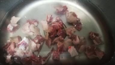 羊腩用水浸泡1小时，冲洗干净