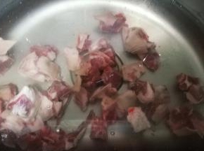 羊腩用水浸泡1小时，冲洗干净