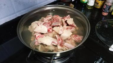 锅里放入足量水、料酒、姜片、羊腩