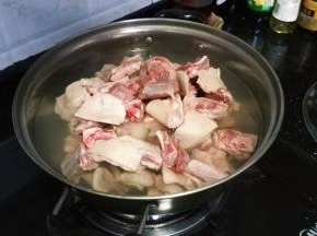 锅里放入足量水、料酒、姜片、羊腩
