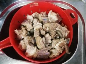 焯水5分钟捞出沥干水分