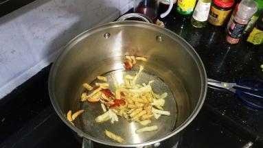 锅里放入足量和沙参、玉竹、党参、当归
