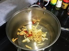 锅里放入足量和沙参、玉竹、党参、当归
