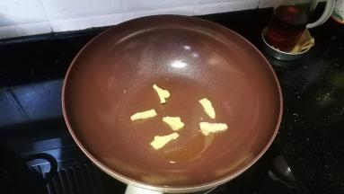 另一炒锅热油爆香姜片