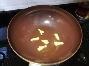 另一炒锅热油爆香姜片