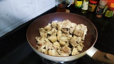 倒入焯过水的羊腩