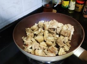 倒入焯过水的羊腩