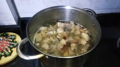 将羊腩捞入沙参、玉竹、党参、当归的底汤里