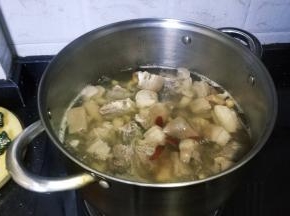 将羊腩捞入沙参、玉竹、党参、当归的底汤里