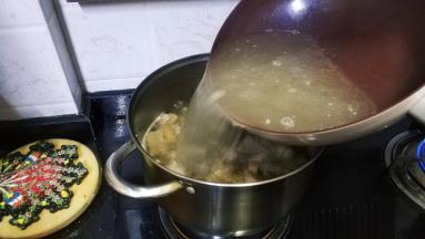 倒入一半煮羊肉的汤