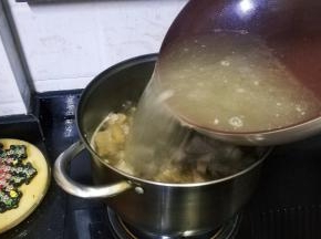 倒入一半煮羊肉的汤