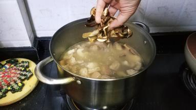 开盖放入白牛肝菌