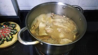 开盖放入少许盐调味