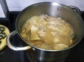 开盖放入少许盐调味