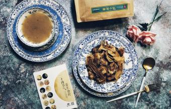 一碗白牛肝菌清汤羊腩，一碗香浓牛肝羊腩汤，味道是跟回忆最亲近的玩意儿