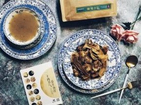 一碗白牛肝菌清汤羊腩，一碗香浓牛肝羊腩汤，味道是跟回忆最亲近的玩意儿