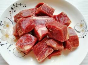 买回来的牛上脑是比较大块的。