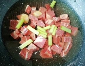 锅内放水，牛上脑块凉水入锅，加入一勺料酒，放葱和姜一起煮开焯水。