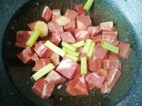 锅内放水，牛上脑块凉水入锅，加入一勺料酒，放葱和姜一起煮开焯水。