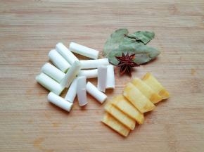 准备好葱、姜、八角和香叶。