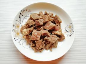 焯过水的牛上脑肉用凉水冲洗干净备用。
