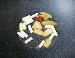 炒锅内倒适量的食用油烧热，下入葱、姜、八角和香叶炒香。