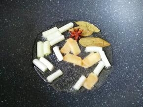 炒锅内倒适量的食用油烧热，下入葱、姜、八角和香叶炒香。