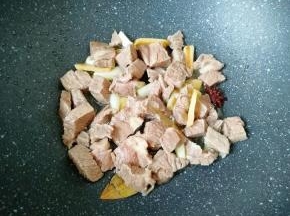 下入牛上脑肉翻炒均匀。