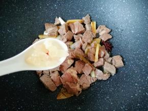 加入黄冰糖，翻炒至冰糖融化。