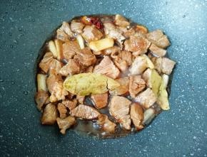 加入生抽和老抽翻炒均匀。