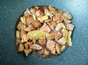 加入生抽和老抽翻炒均匀。
