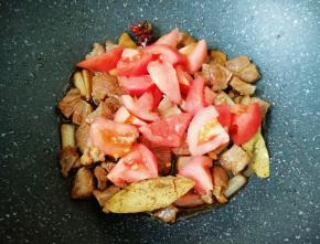 加入一半西红柿翻炒至西红柿出汁。