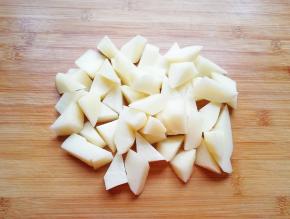 土豆去皮切成滚刀块，用凉水泡上备用。