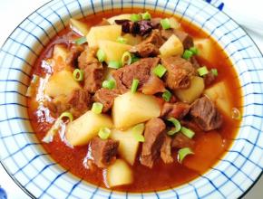 盛出，撒上一些葱花。