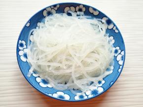 粉条提前泡软备用。
