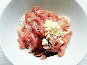 瘦肉切成丝，加入鸡粉、老抽和少许食用油。