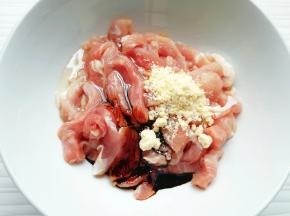 瘦肉切成丝，加入鸡粉、老抽和少许食用油。