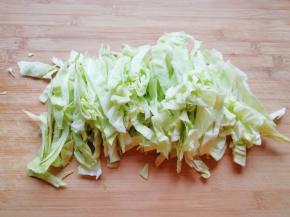 包菜洗干净切成丝。