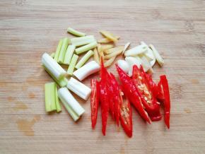 葱姜蒜和红线椒洗干净切好备用。