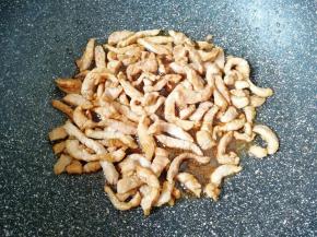 炒锅内倒适量的食用油烧热，下入腌制好的肉丝炒熟，盛出备用。