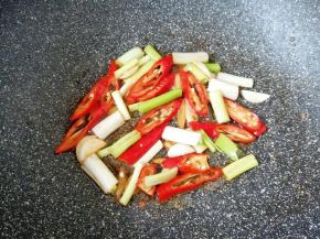 锅底留余油，下入葱姜蒜和红线椒炒香。