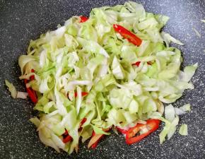 翻炒至包菜丝变软。