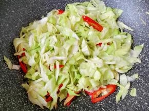 翻炒至包菜丝变软。