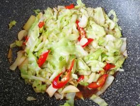 加入味极鲜酱油翻炒均匀。