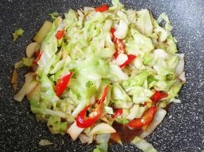 加入味极鲜酱油翻炒均匀。