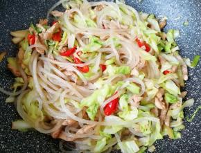 放蚝油翻炒均匀。