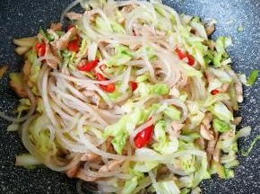 放蚝油翻炒均匀。